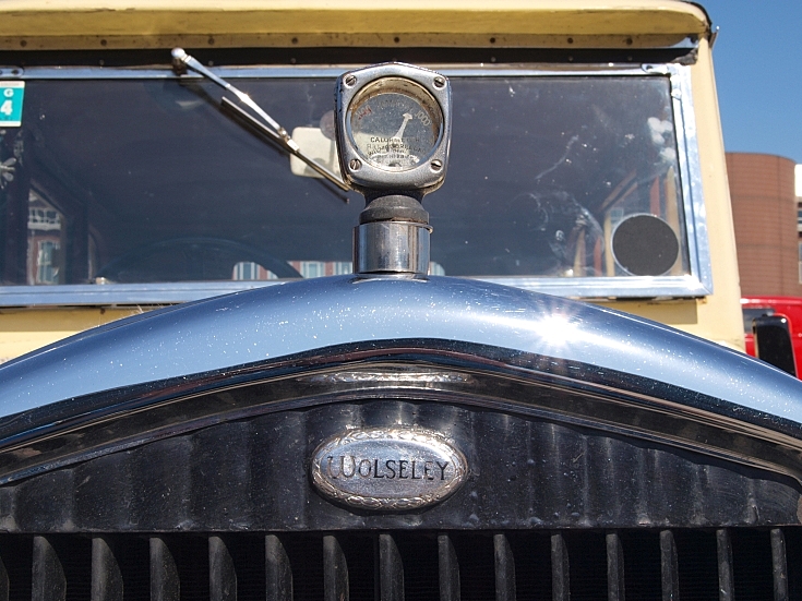 Logo and temp meter of a Wolseley