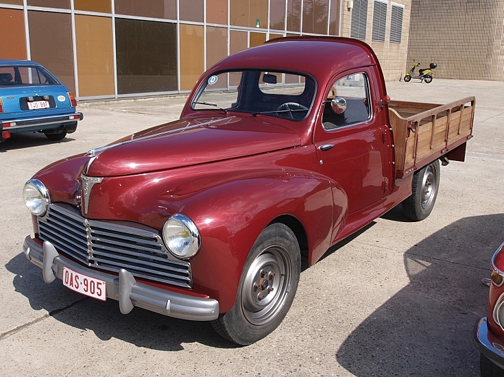 Red Peugeot Pickup Belgian licence registration OAS905