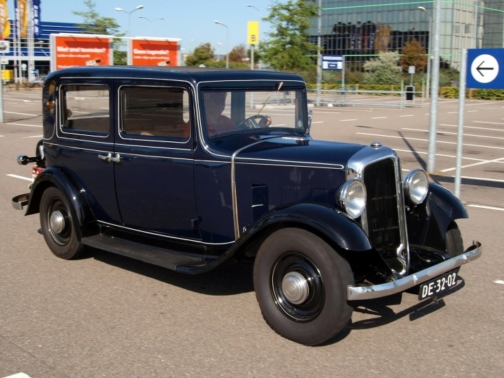 Renault Monaquatre 4 door sedan