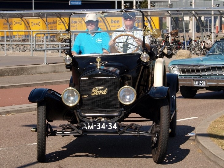 Ford T caught in classic traffic