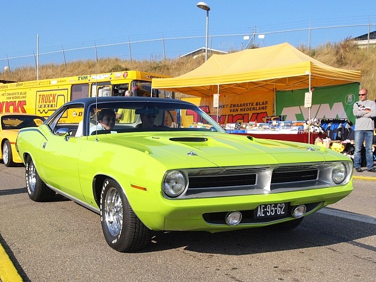 Yellow and black Plymouth Barracuda 2-door coupé