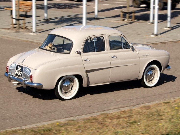 Renault Dauphine speeding away