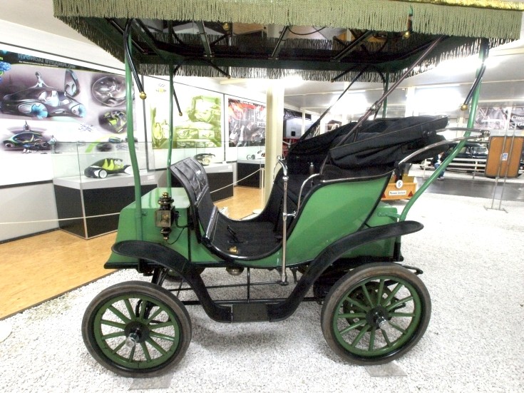 Side view of Elektroauto