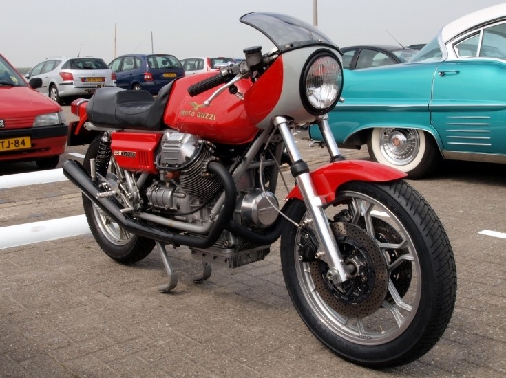 Red Moto Guzzi 850 Le Mans