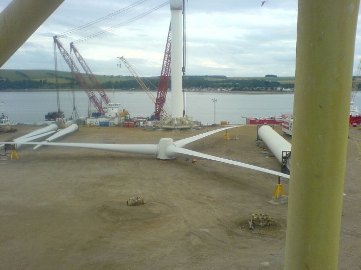 Beatrice wind mill Blades at Nigg & Crane barge Rambas
